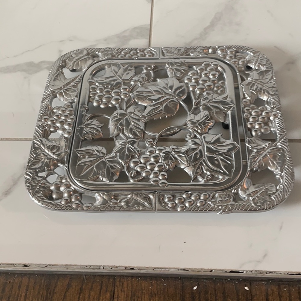 Arthur court grape weave expandable trivet